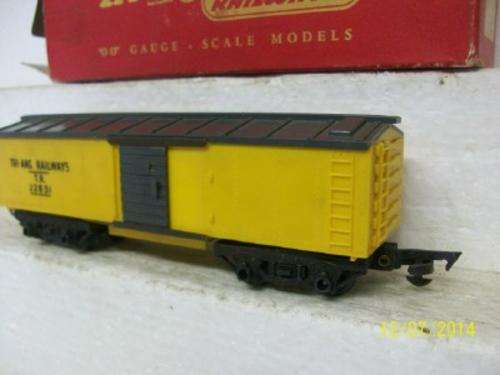 OO SCALE TRI-ANG : BOXCAR-  LOT 794 B