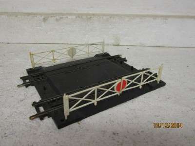 HO/OO SCALE : HORNBY DOUBLE RAIL CROSSING -  LOT 245 D