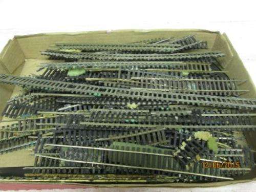 HO SCALE : 1 BEERBOX FULL OF OFF-CUTS  - LOT  419 E
