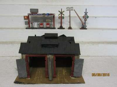 HO SCALE : ENGINE SHED AND EQUIPMENT - LOT 942E