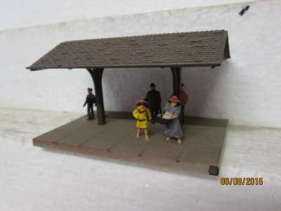 HO SCALE : SMALL PLATFORM WITH CANOPY & FIGURINES - LOT 27F