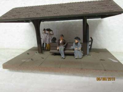 HO SCALE : SMALL PLATFORM WITH CANOPY & FIGURINES - LOT 30F