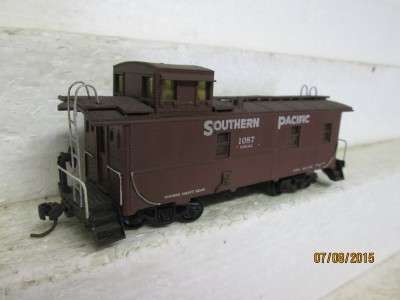 HO SCALE : ATHEARN SOUTHERN PACIFIC CABOOSE - LOT 79F