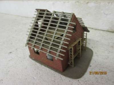 HO SCALE :  HOUSE UNDER CONSTRUCTION - LOT 692F