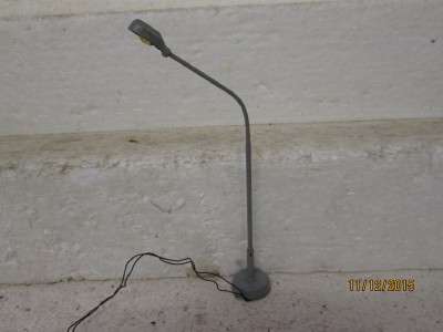 HO SCALE : SINGLE LIGHT STREET LAMP - LOT 703G