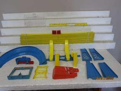 MATCHBOX SUPERFAST PLASTIC TRACKS AND ACCESSORIES - LOT 910G