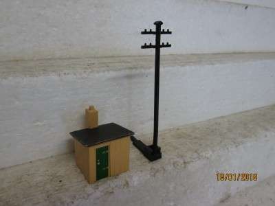 HO SCALE:SMALL SHED WITH TELEPHONE POLE -  LOT 955G