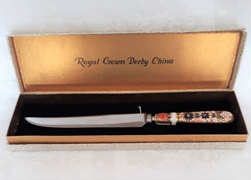 A BEAUTIFUL ROYAL CROWN DERBY CAKE KNIFE