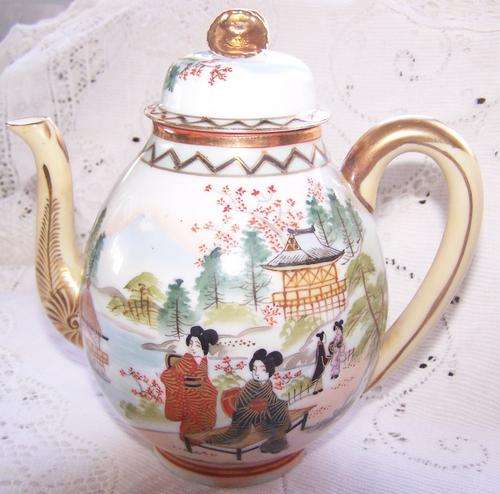 BEAUTIFUL JAPANESE TEAPOT.