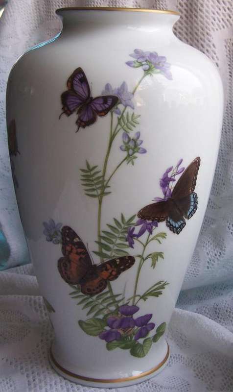 STUNNING FRANKLIN PORCELAIN VASE BY JOHN WILKINSON. LIMITED EDITION.