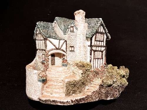 Miniature cottage - Tudor House - Magi May collection - A stunning example! Bid now!