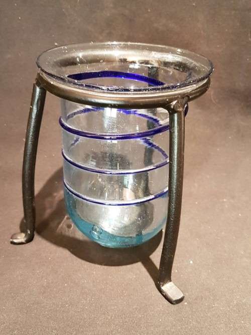 Vase with spiral motive in a metal stand