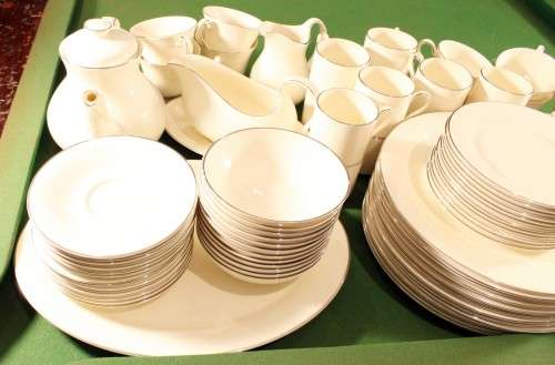 Royal Doulton - The romance collection - Jennifer- 12 place dinner & tea and coffee set. Stunning!!!