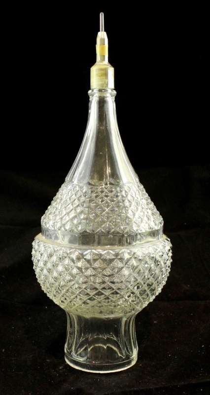 Glass vessel with pouring spout