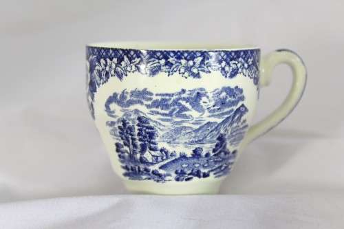 Blue and white - Made in England - 4 x Demitasse cups - Low price!! - Bid Now!!!