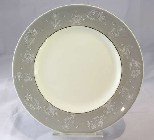 Vintage Royal Doulton - Bridal Veil (D6459) - Dinner plates - Beautiful!