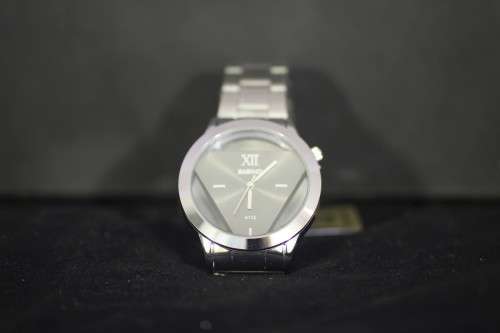 Bariho - Triangle shape - Silver grey - A stunner! Bid now!!