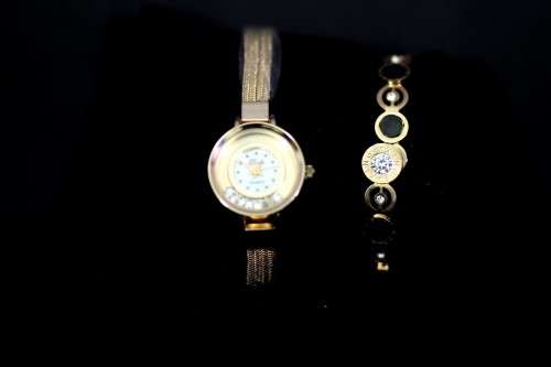 Linge - Watch and bangle set. A stunning set! Bid now!!