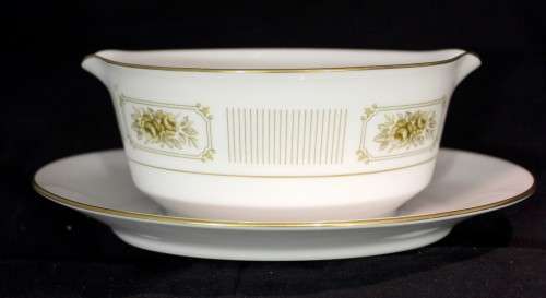 Noritake - Montrose - Gravy boat & saucer - Beautiful!  - Bid Now!!