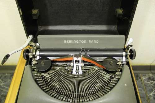 Remington Rand - Traveling typewriter - A lovely unit - Bid Now !!