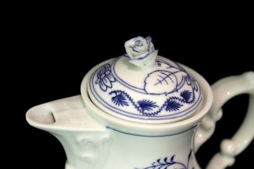 Zwiebelmuster tea pot