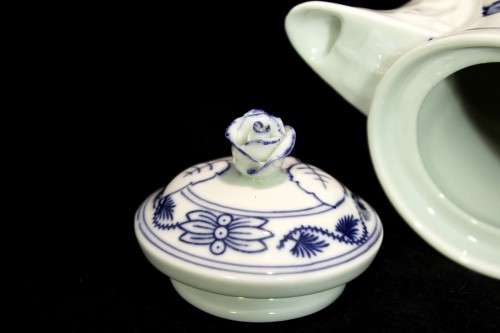 Zwiebelmuster tea pot
