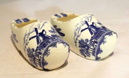 Delft style - large pair of ashtrays