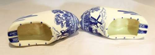 Delft style - large pair of ashtrays