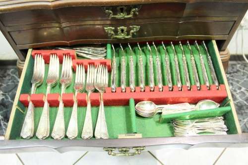 Mannie Bros Sheffield - Canteen of cutlery in fitted cabinet - EPNS A1
