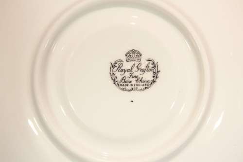 Royal Grafton - Saucer "8629" - Beautiful! - Bid Now!!!