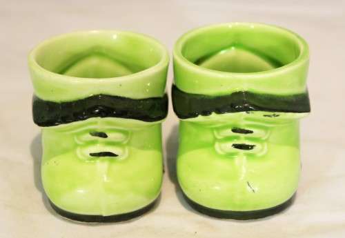 Royal Art Potteries - Pair of porcelain shoes with house motif - Beautiful!