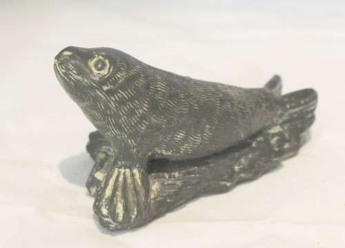 Wolf sculptures - Canada - Otter - A beautiful and detailed figurine! -