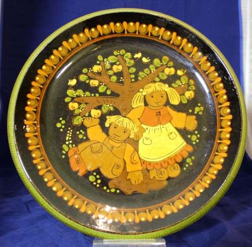 Display plate/disk - Kids under a tree
