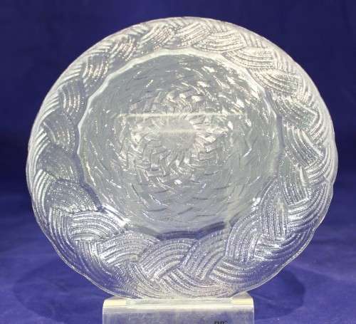 Glass side plate with woven pattern