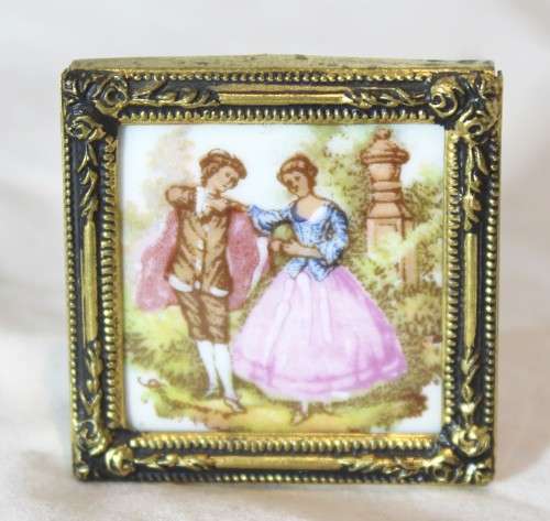 Limoges - Miniature display plate in a frame - Victorian scene - Stunning!! - Low price!! Bid now!!