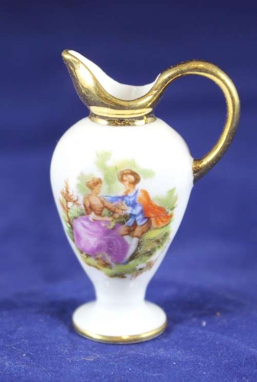 Limoges - Miniature urn - Victorian couple - Stunning piece!! - Low price!! - Bid now!!