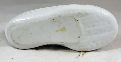 White tekkie with laces