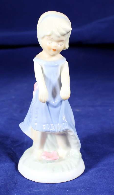 Figurine - Little Girl Curtsy
