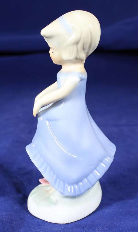 Figurine - Little Girl Curtsy