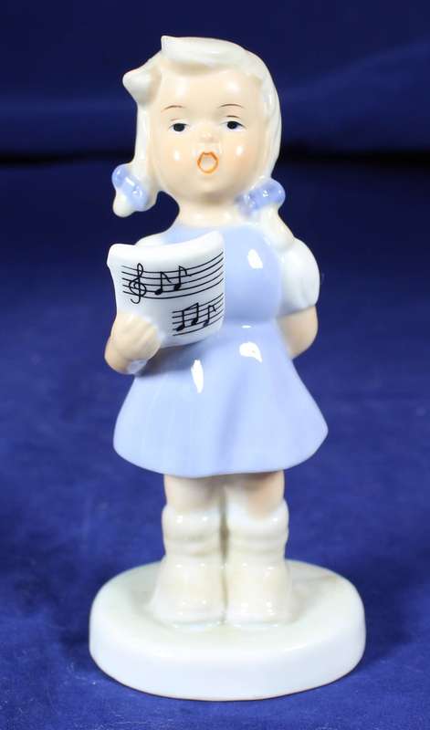 Figurine - Little Girl Singing