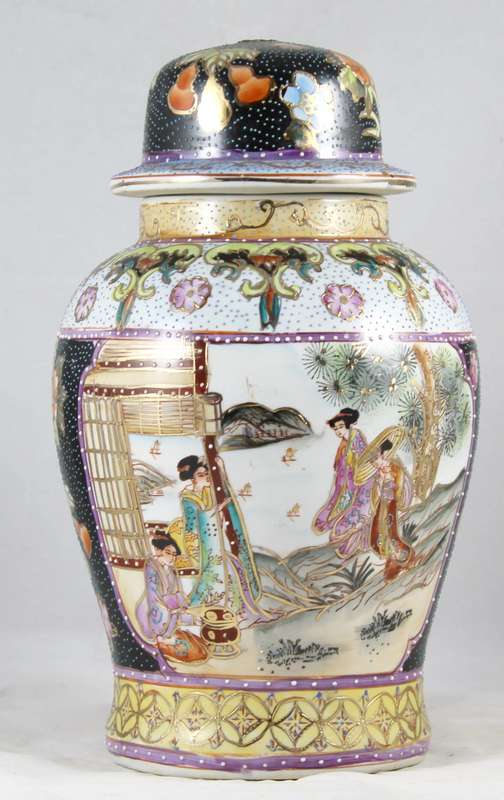 Lidded oriental vase with exceptional detail
