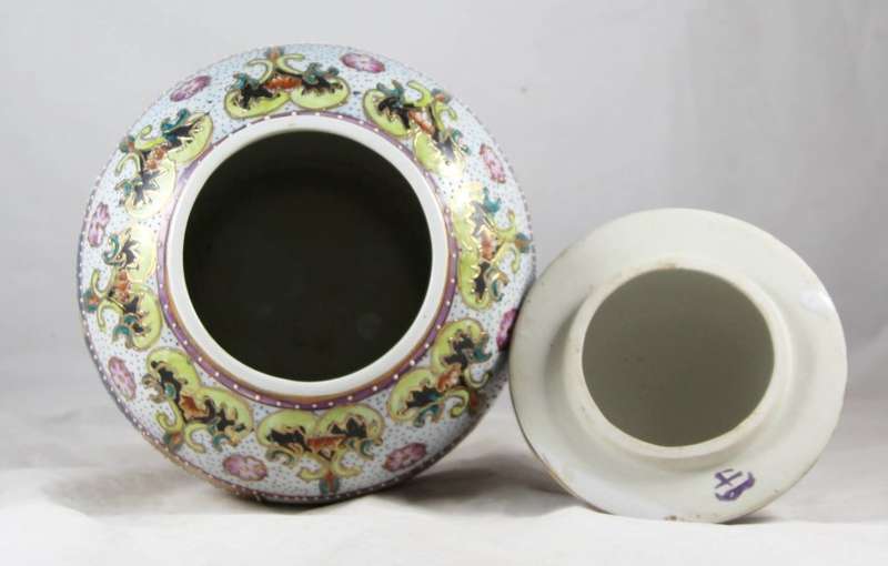 Lidded oriental vase with exceptional detail