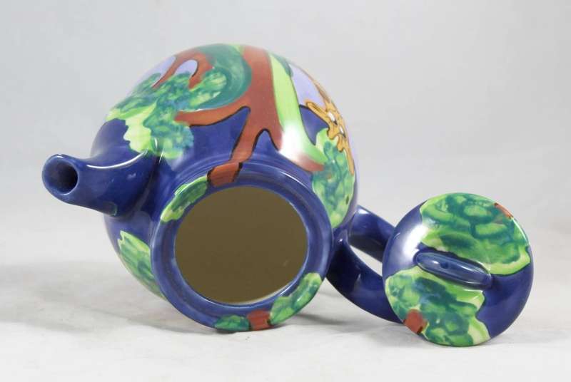 Character tea pot with giraffe