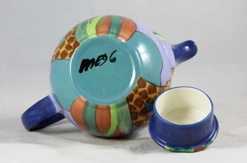 Character tea pot with giraffe