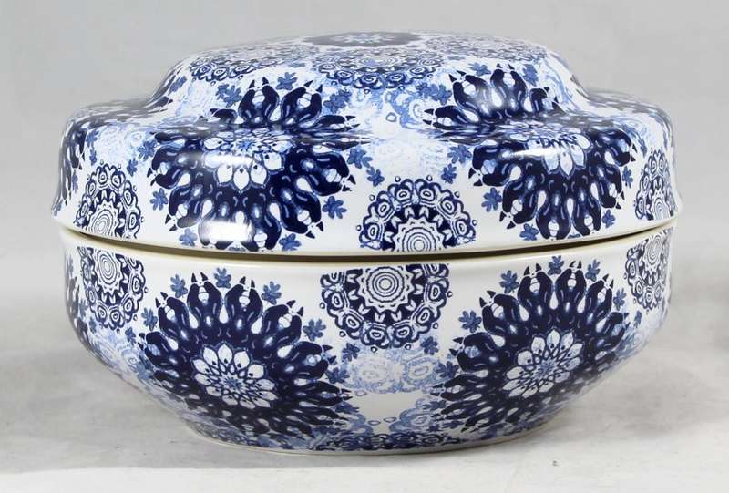 Lidded blue & white round bowl