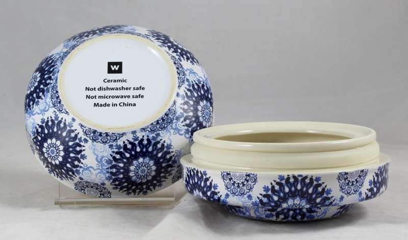 Lidded blue & white round bowl