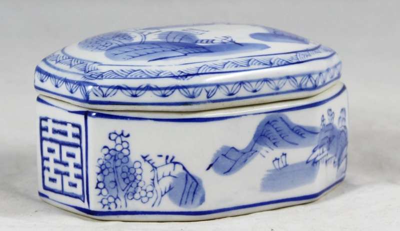 Blue & white Chinese lidded container