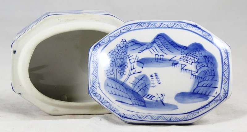 Blue & white Chinese lidded container