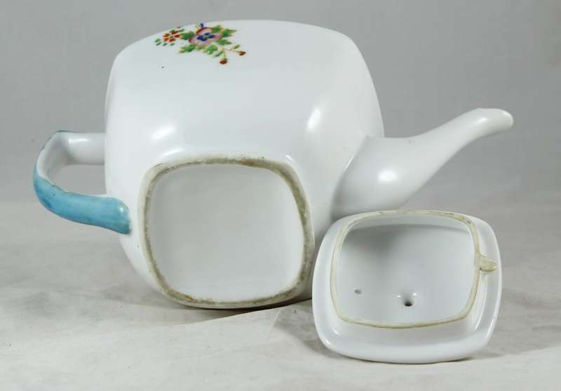 White Tea Pot - Very Delicate! - Bid Now!!
