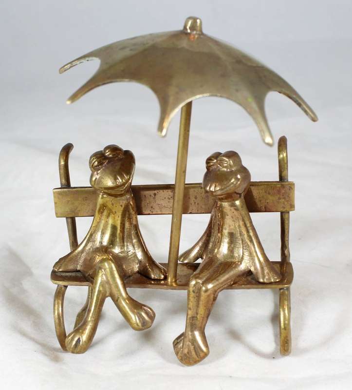Brass frogs on a date under an umbrella - Stunning!! -  Low price! - Bid Now!!!